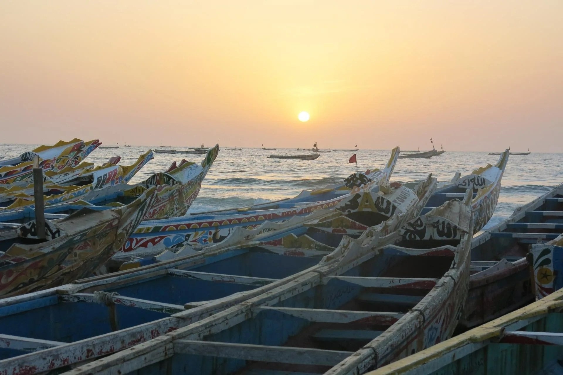 Imagen de archivo de cayucos de pesca en la playa de Kayar (Senegal).