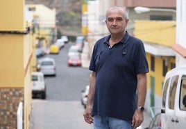 Fernando González posa junto a la plaza Virgen de las Nieves de Marzagán, donde tiene su negocio.