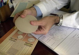 Imagen de archivo de una prótesis mamaria rugosa.