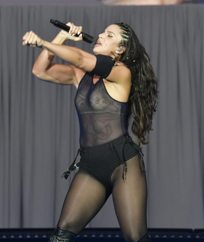 Imagen secundaria 2 - Distintos momentos del espectacular concierto de Nathy Peluso en el Granca Live Fest.