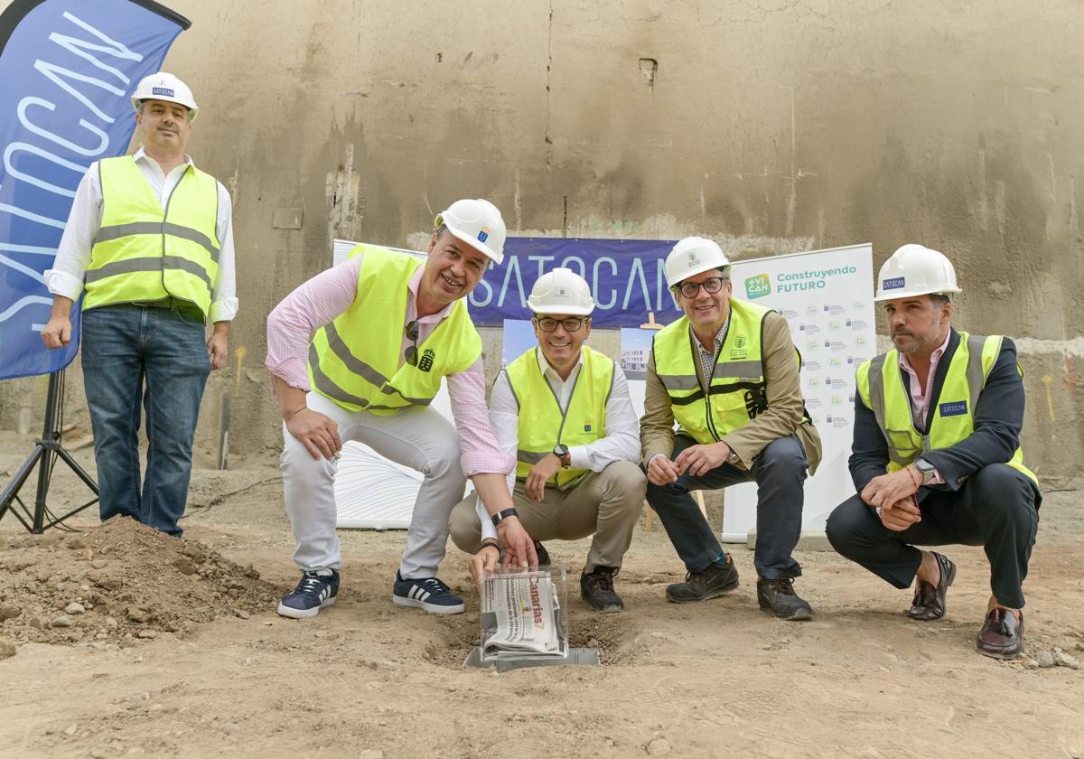 Pablo Rodríguez, en el centro, en la primera piedra en una construcción de vivienda pública este viernes en la Vega de San José.