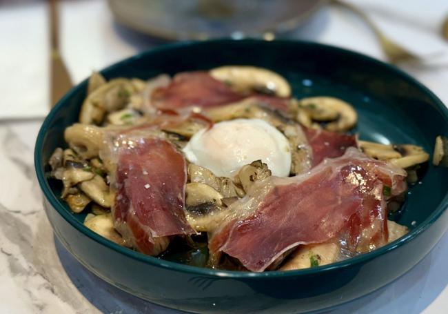 Setas con huevo y jamón