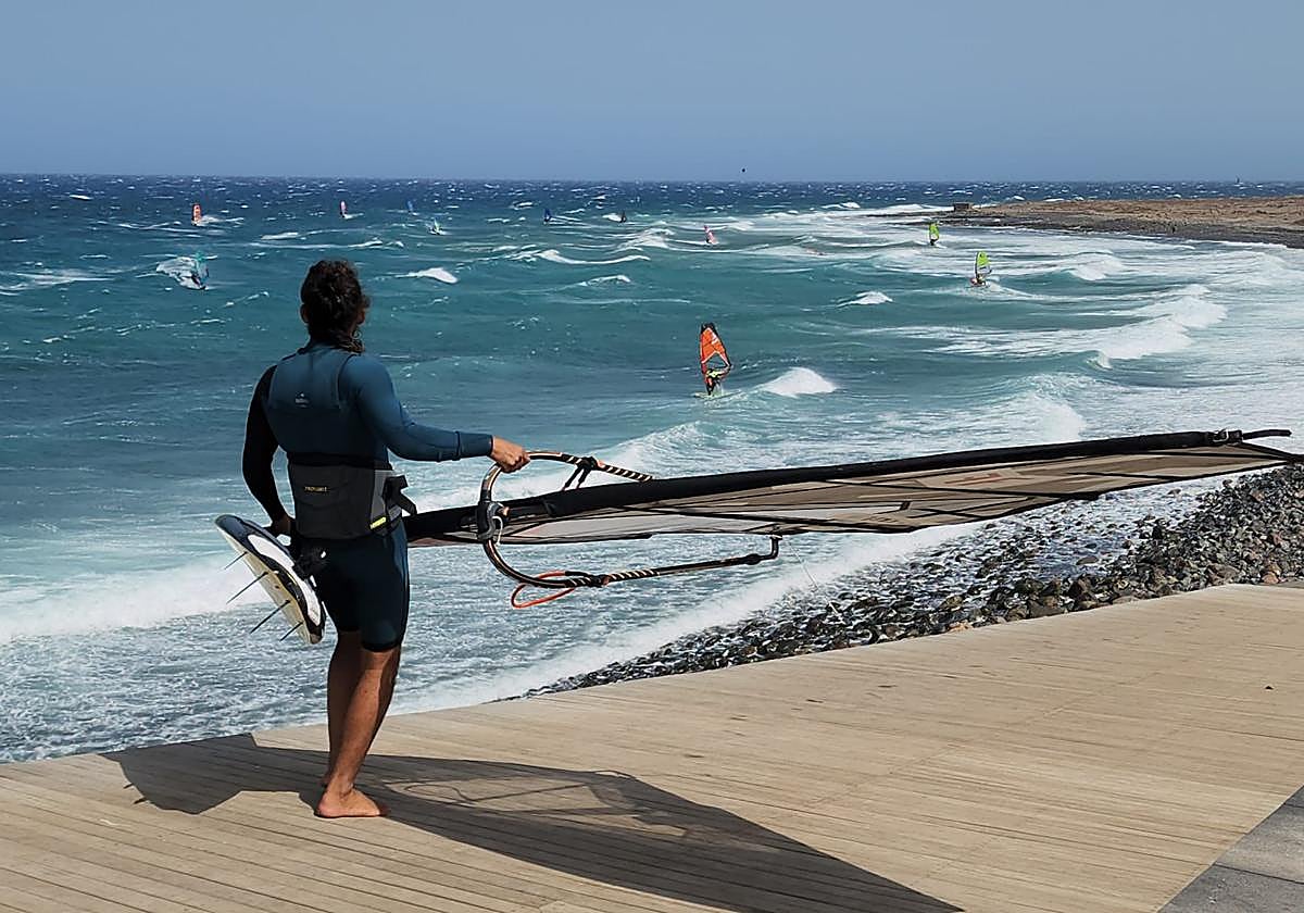 Sol, viento y olas en un playa del sureste de Gran Canaria.