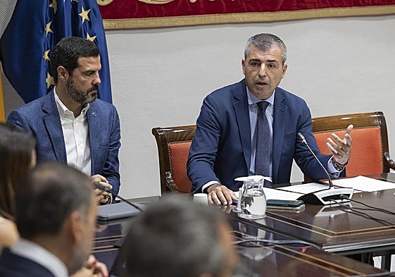 El vicepresidente del Gobierno de Canarias, Manuel Domínguez, este viernes en comisión parlamentaria.