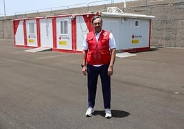 Iñigo Vila, frente a las carpas de Cruz Roja en el muelle de Arguineguín.