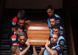 Entierro. La Policía Canaria llevando el féretro de Hermoso.