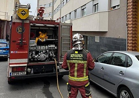 Imagen de un bombero que acudió al lugar del incendio en Las Torres.