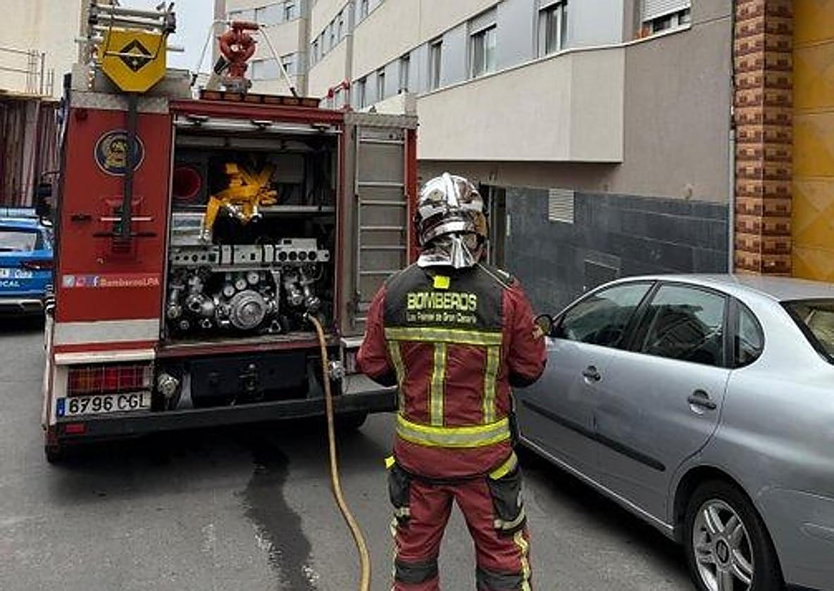 Imagen de un bombero que acudió al lugar del incendio en Las Torres.