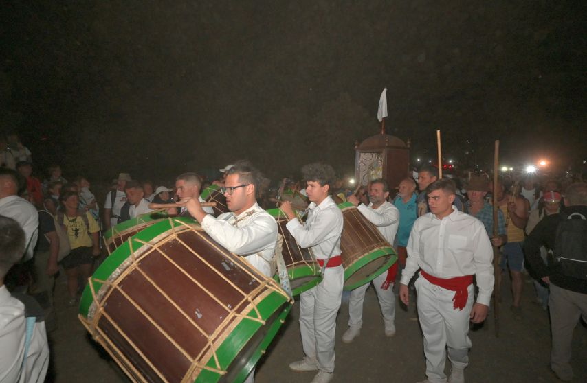 Tambores, chácaras, baile y emoción: las imágenes de la Bajada de El Hierro