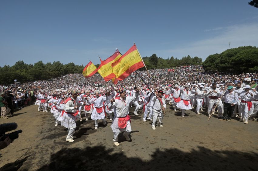 Tambores, chácaras, baile y emoción: las imágenes de la Bajada de El Hierro