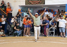 Pedro Cano entra al terrero que ahora llevará su nombre.