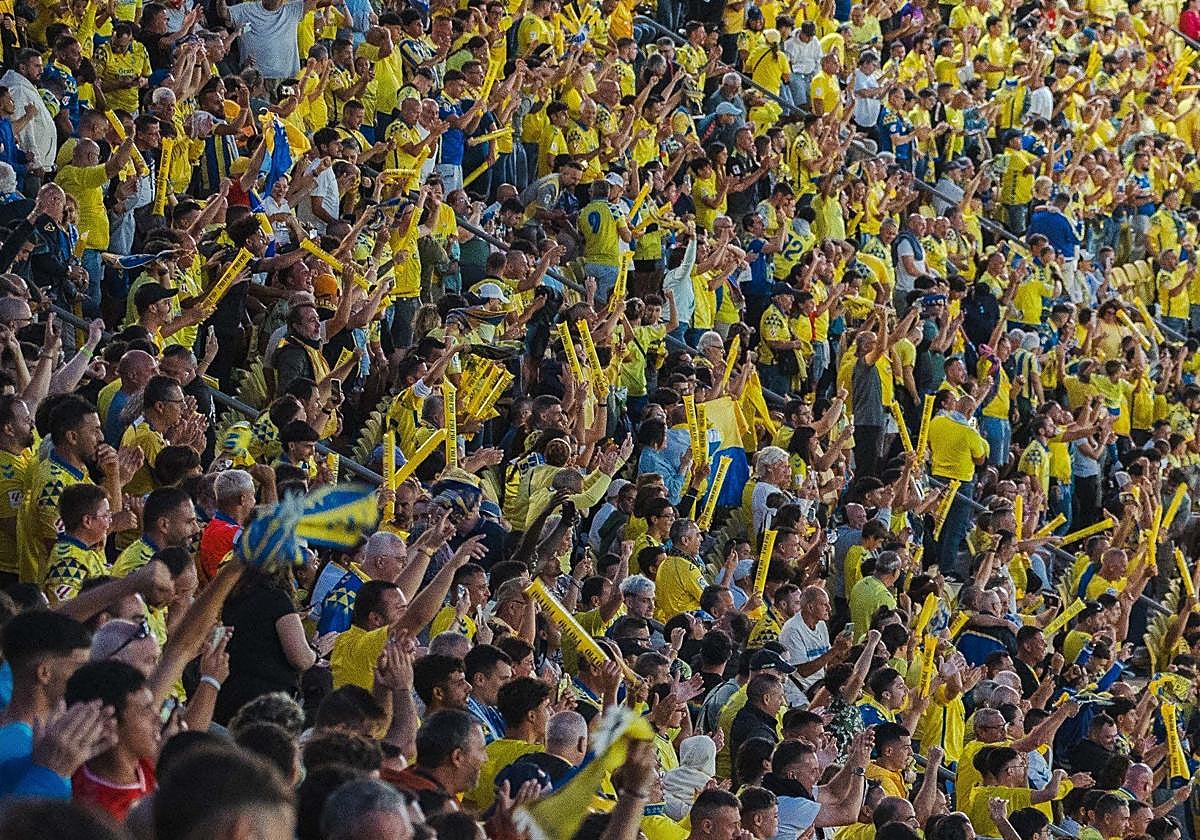Detalle de aficionados de la UD en el Estadio de Gran Canaria.