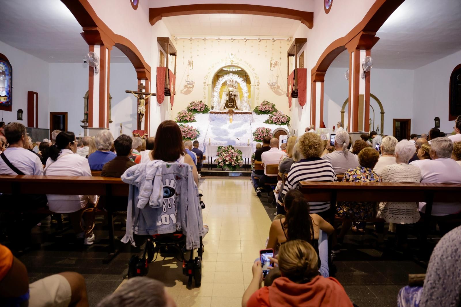 La Isleta baja a la Virgen del Carmen de su camarín