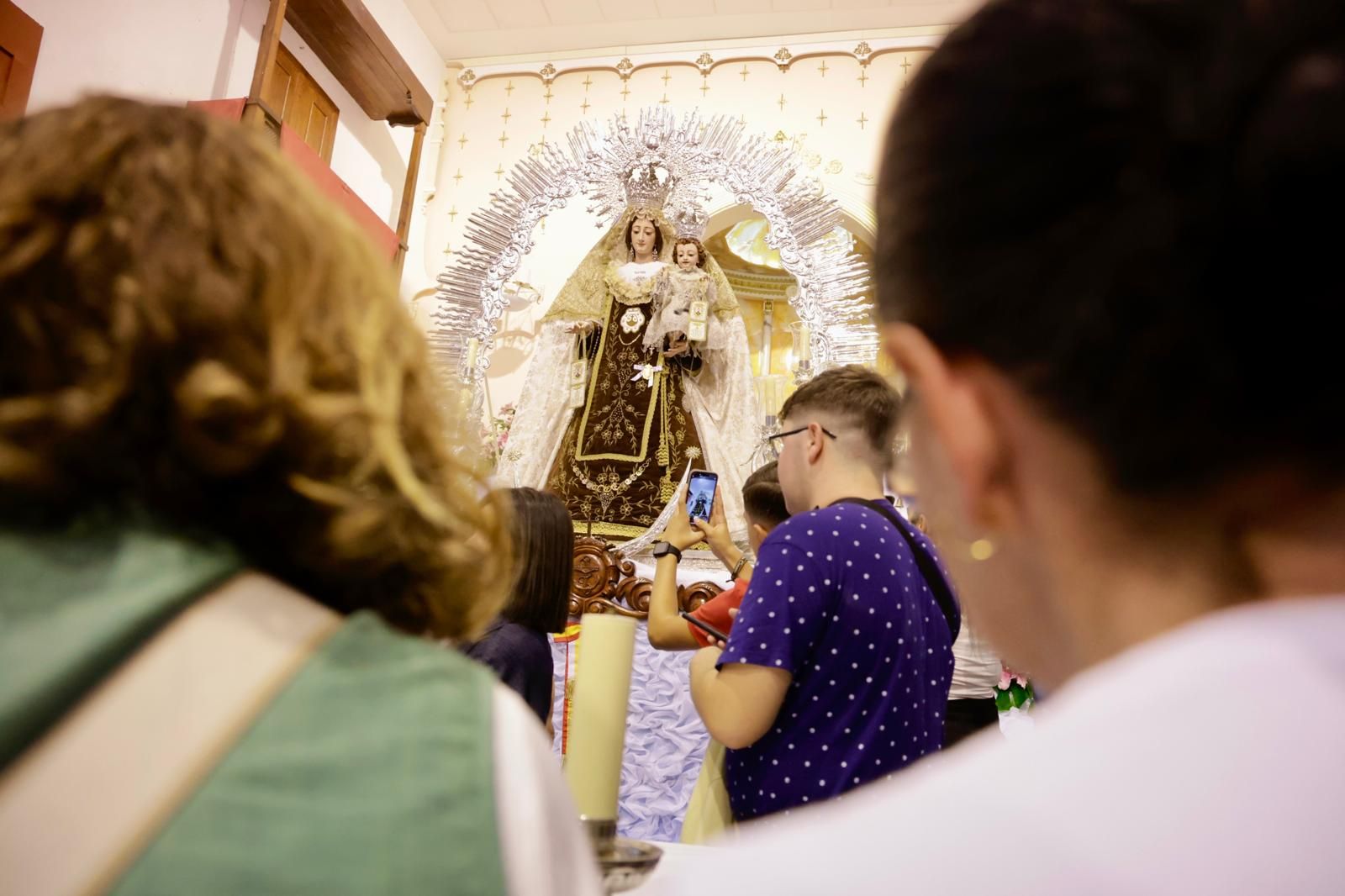 La Isleta baja a la Virgen del Carmen de su camarín