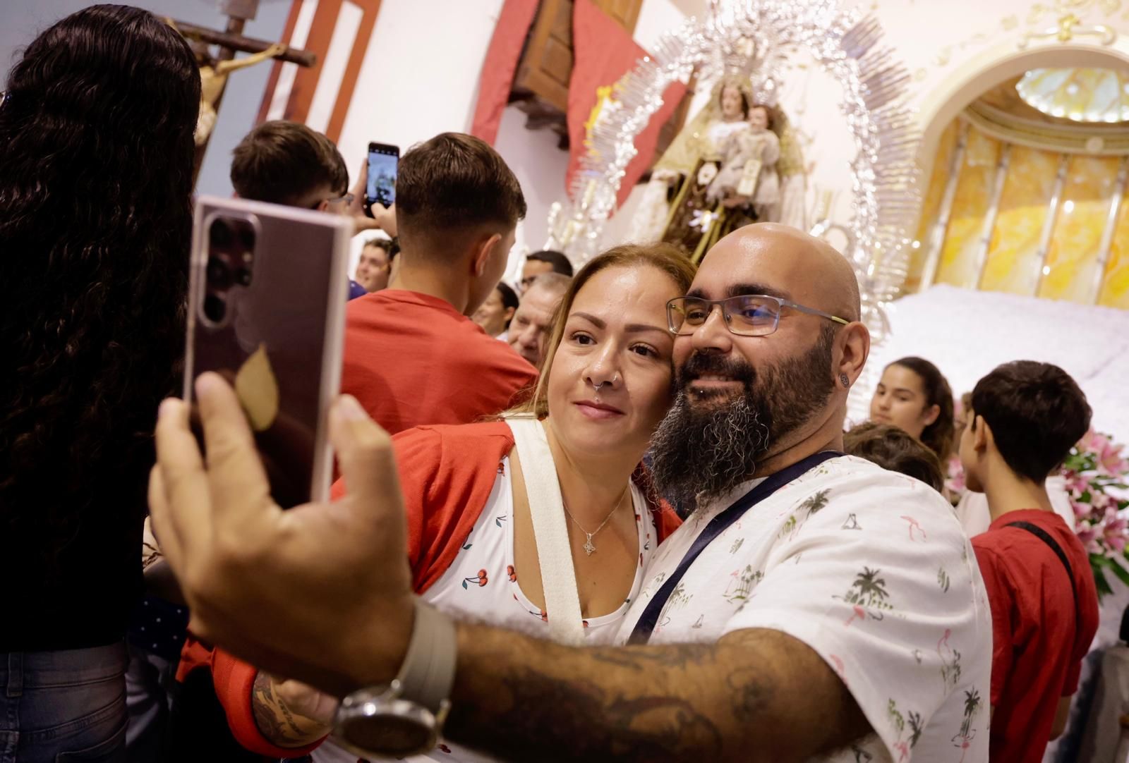 La Isleta baja a la Virgen del Carmen de su camarín