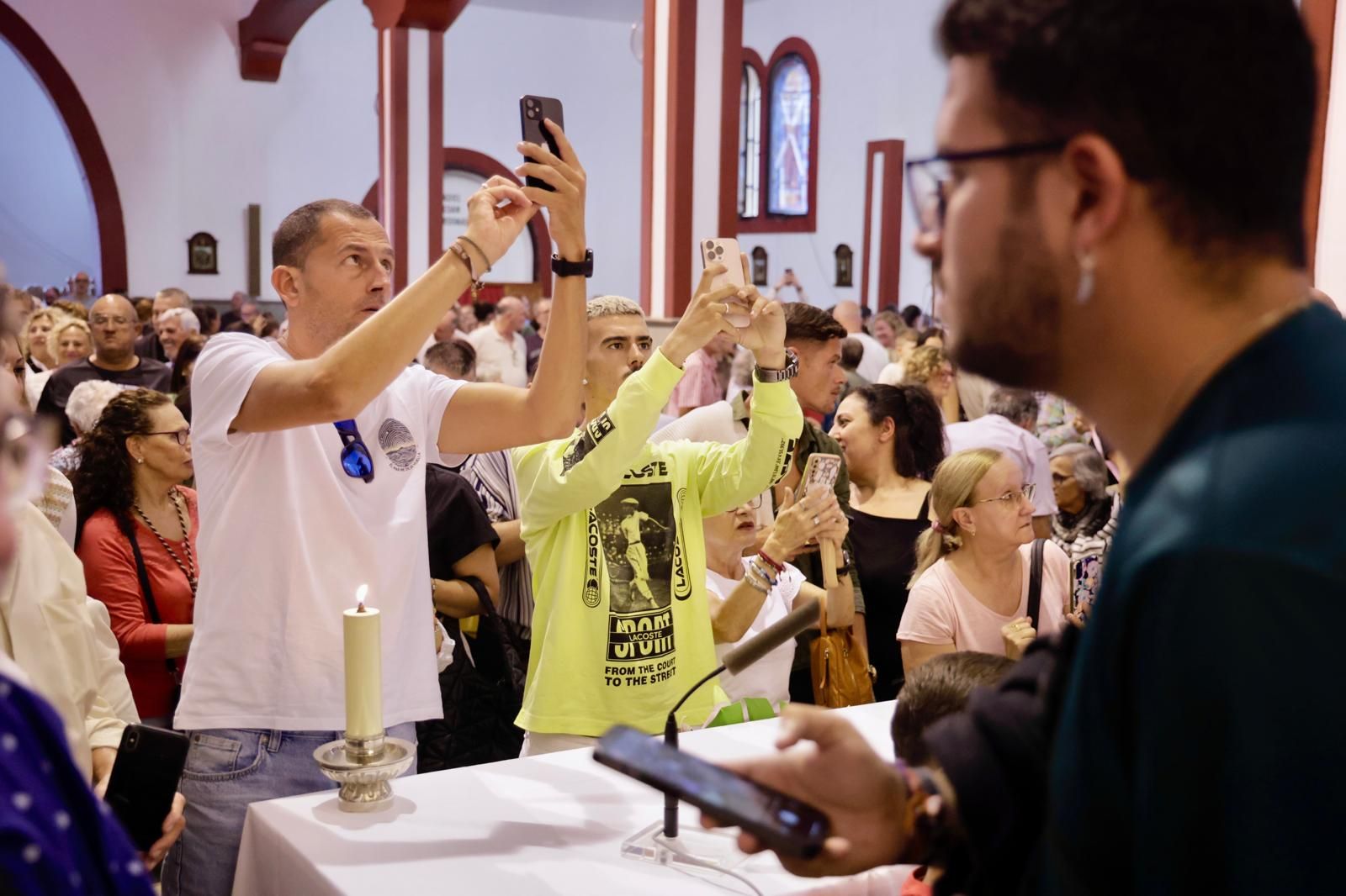 La Isleta baja a la Virgen del Carmen de su camarín