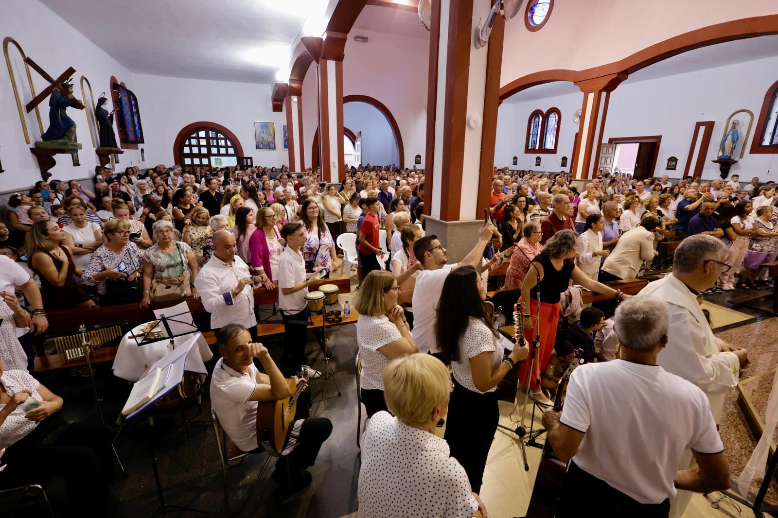 La Isleta baja a la Virgen del Carmen de su camarín