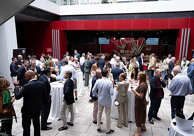 Imagen del cçoctel previo a la celebración del almuerzo