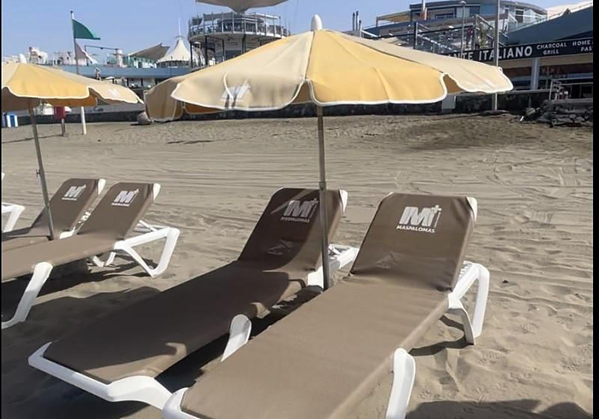 Foto de archivo de hamacas y sombrillas en Maspalomas.