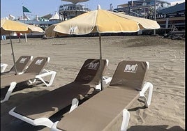 Foto de archivo de hamacas y sombrillas en Maspalomas.