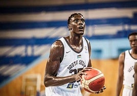 Kuath, en la línea de tiros libres.