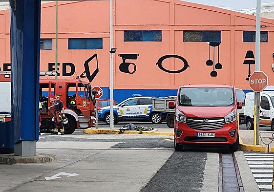 Bomberos de Las Palmas de Gran Canaria acordonan una zona de El Sebadal.