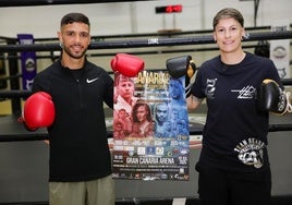 Aramis Torres y Davinia Pérez posan con el cartel de la velada en la que serán protagonistas.