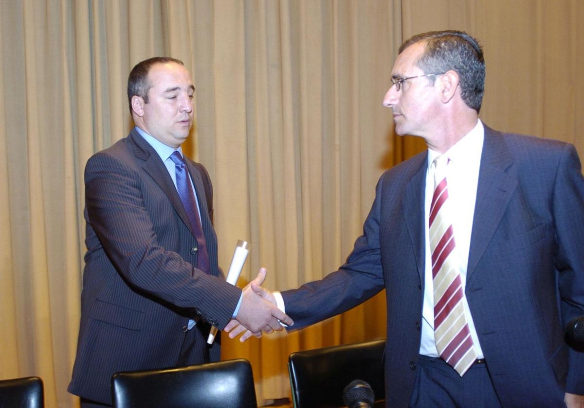 El juez Cobo Plana estrecha la mano de Miguel Ángel Ramírez nada más producirse su nombramiento como presidente de la UD Las Palmas el 8 de julio de 2005.