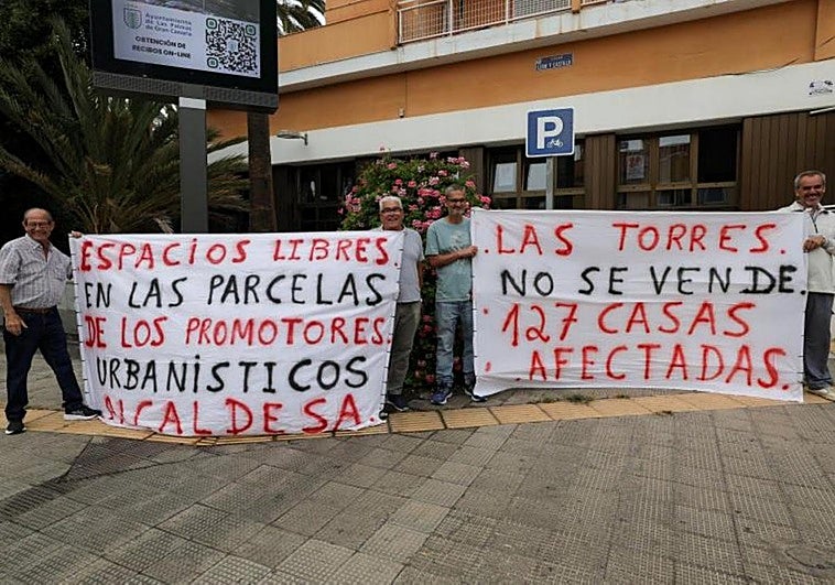 Concentración de vecinos de Las Torres en las oficinas municipales, el pasado viernes.