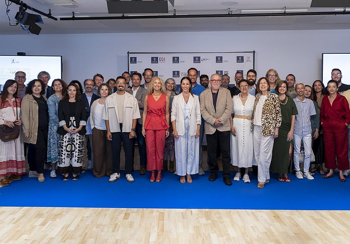 Guacimara Medina, junto al personal de la Consejería de Cultura del Cabildo grancanario.