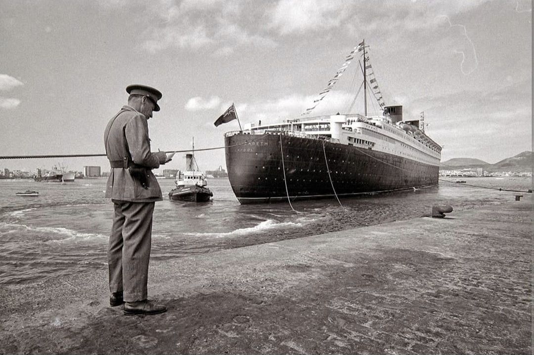 Policía del Puerto registrando los datos del Queen Elizabeth (1968) 