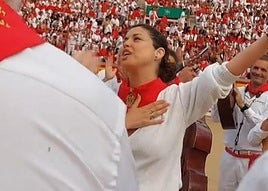 Cristina Ramos, ovacionada tras cantar una jota en San Fermín.