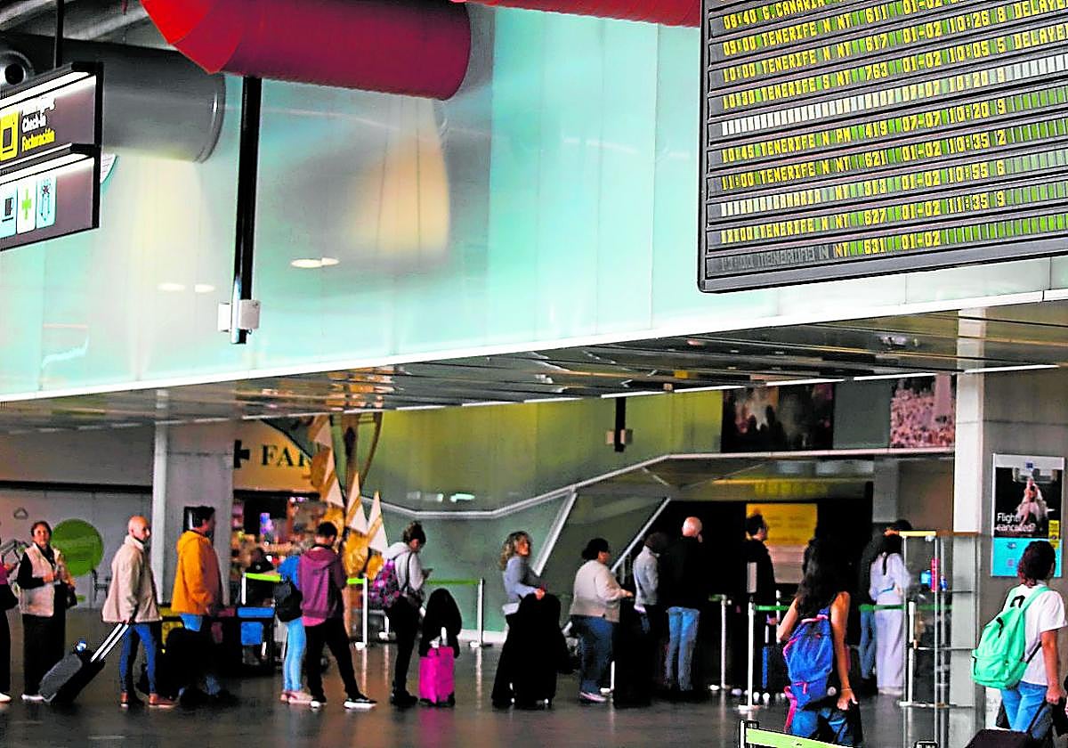 Imagen de archivo de un aeropuerto de las islas con un panel informativo de vuelos con retrasos.