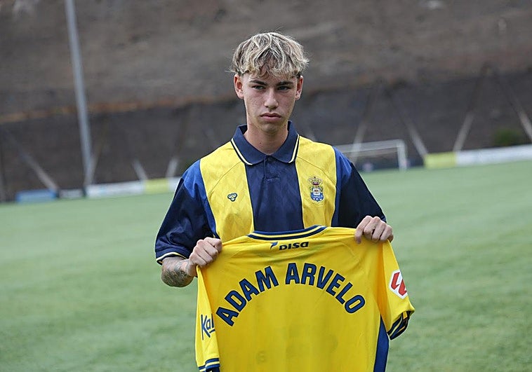 Adam Arvelo luce su camiseta amarilla.