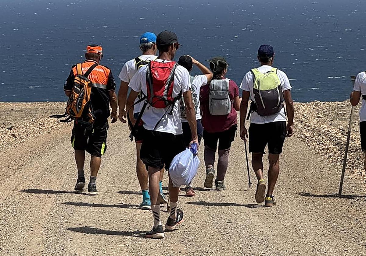 Imagen principal - Distintos momentos de la caminata medio ambiental a El Junquillo, en la costa de Betancuria.