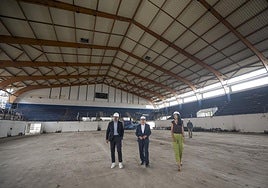 Antonio Morales, Aridany Romero y Leticia López, durante la visita al Centro Insular de Deportes.
