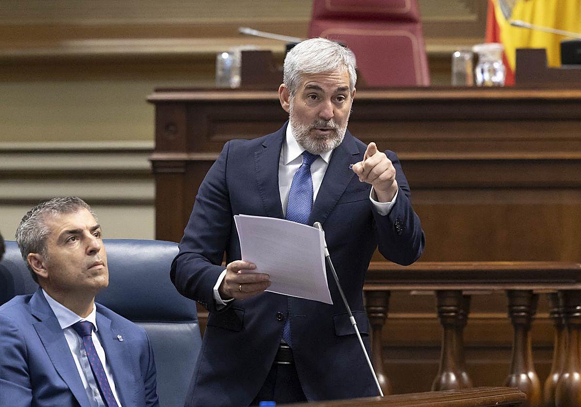 Fernando Clavijo, presidente de Canarias, en el pleno del Parlamento.