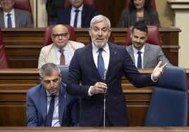 El presidente de Canarias, Fernando Clavijo, en la sesión de control en el Parlamento regional