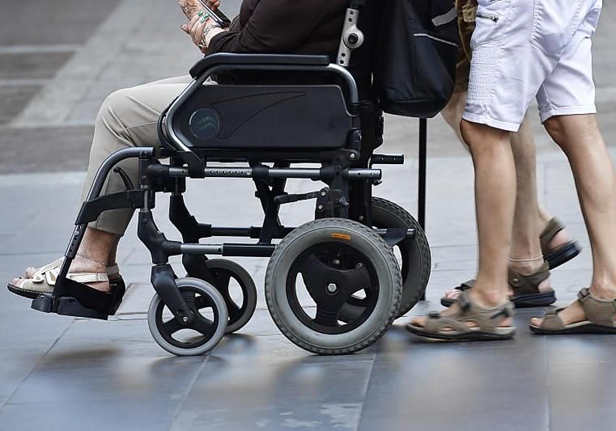 Imagen de archivo de una persona dependiente.