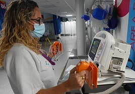 Foto de archivo de una enfermera en el servicio de Urgencias.