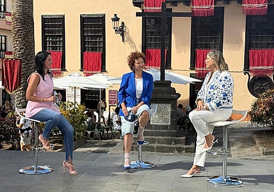 La administradora general de RTVC, María Méndez (derecha), se ha trasladado este martes a Santa Cruz de La Palma para presentar la programación especial del canal público
