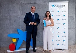 Manuel Afonso, director territorial de CaixaBank, y Dafra Suárez, ganadora del CaixaBank Premio Empresaria en Canarias.