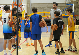 Los alumnos del Campus del CB Gran Canaria, atentos a las instrucciones del monitor.