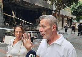Álex Navarro y Estela Mari, vecinos afectados por el incendio declarado en la calle Doctor Miguel Rosas de la capital grancanaria.