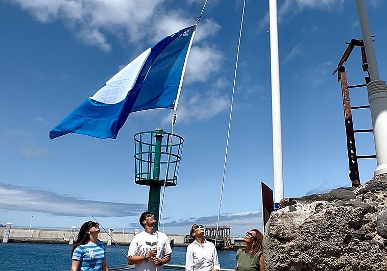 Agaete iza la Bandera Azul por quinto año consecutivo en la playa de Las Nieves