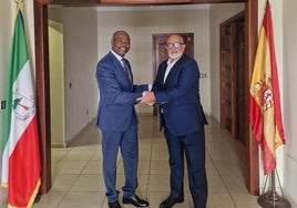 Juan Jesús Rodríguez Marichal y Santiago Juvenal Esono Bioko, en el consulado de Guinea Ecuatorial en Las Palmas de Gran Canaria.