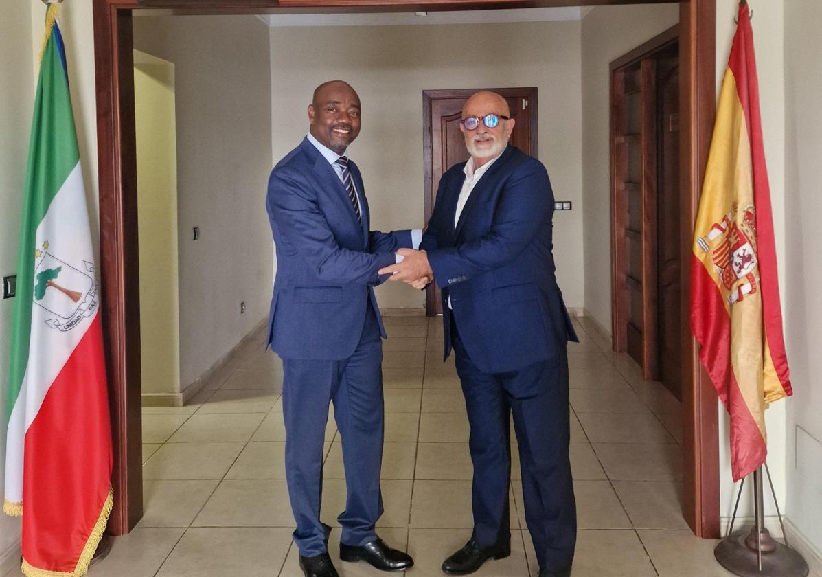 Juan Jesús Rodríguez Marichal y Santiago Juvenal Esono Bioko, en el consulado de Guinea Ecuatorial en Las Palmas de Gran Canaria.