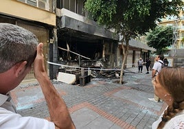 Imagen de los vecinos observando las consecuencias del incendio.