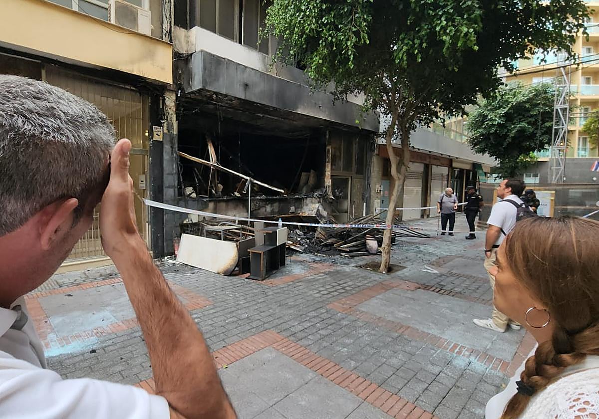 Imagen de los vecinos observando las consecuencias del incendio.