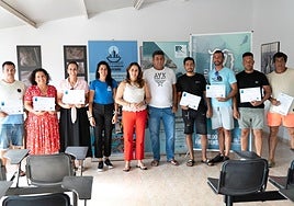 La presidenta majorera Lola García y Lorenzo Brito Castro, patrón mayor de Gran Tarajal y responsable regional de la Federación de Cofradías de Pescadores de Canarias, con los nuevos patrones locales.